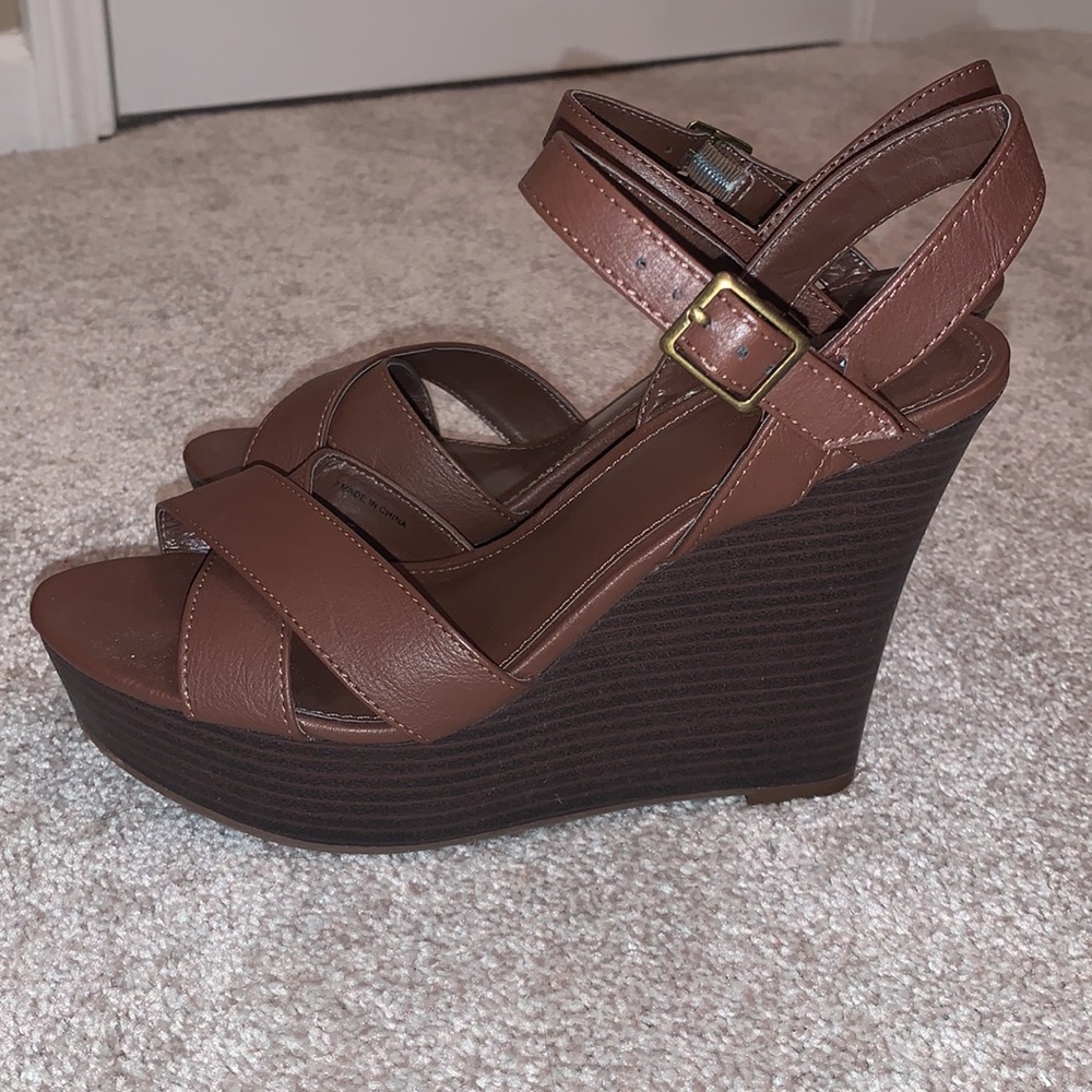 Express brown wedges